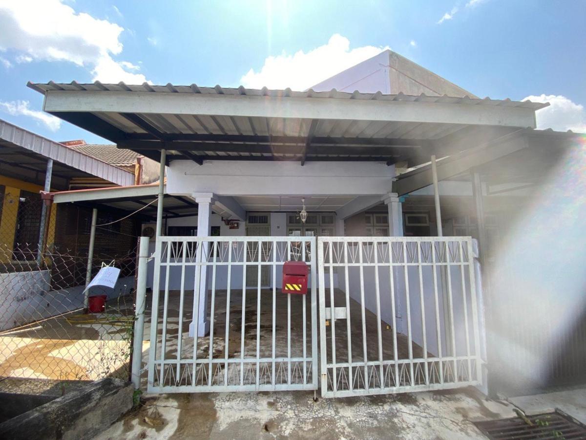 קואנטאן Iman Homestay - Islam Only מראה חיצוני תמונה